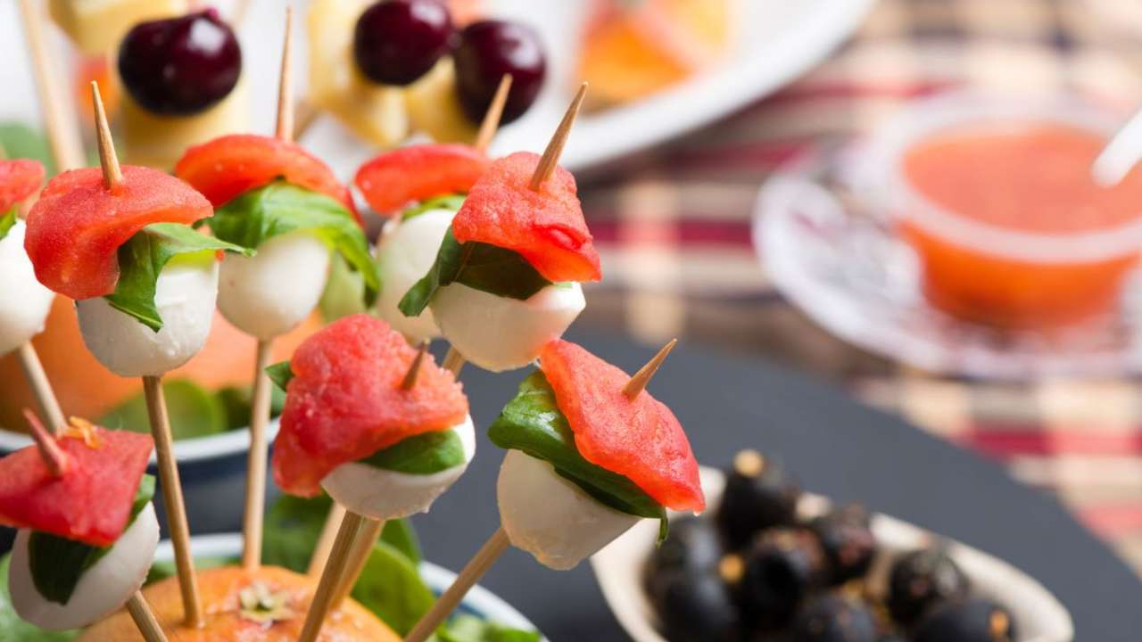 spiedini con mozzarella, pomodori secchi, salmone e zucchine