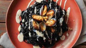 tagliatelle al nero di seppia e cozze