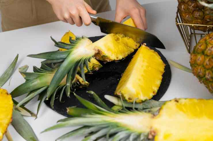 Insalata di riso con ananas e mango