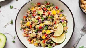 Insalata di riso con ananas e mango
