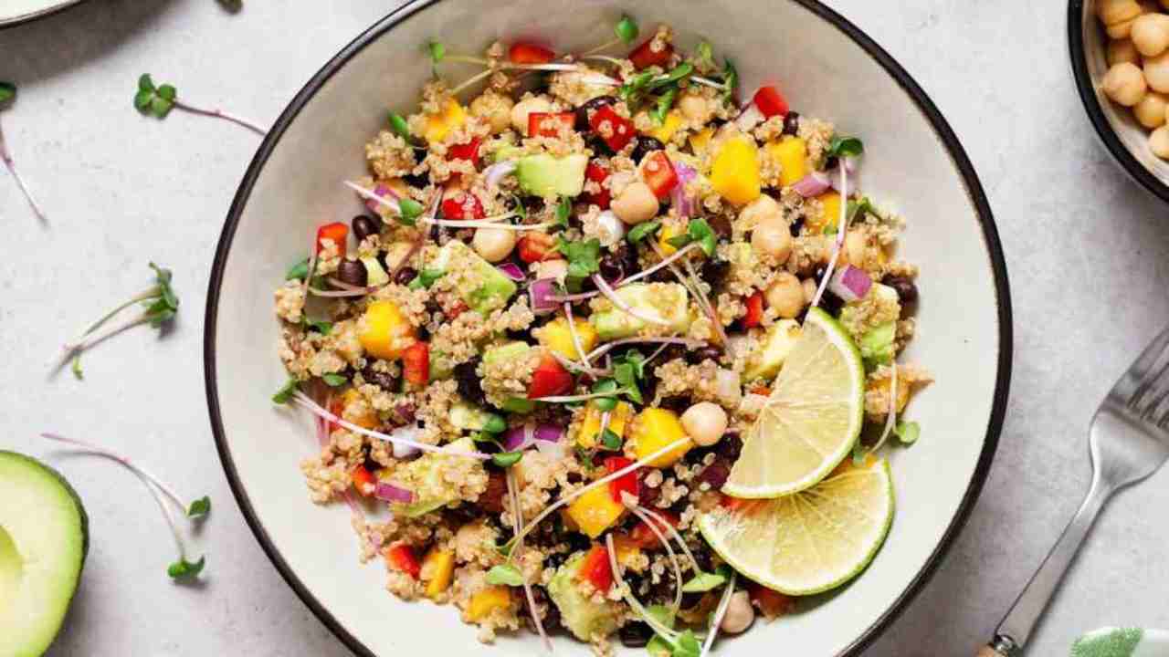 Insalata di riso con ananas e mango