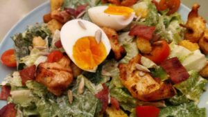 L'insalata con pollo, uova e lattuga