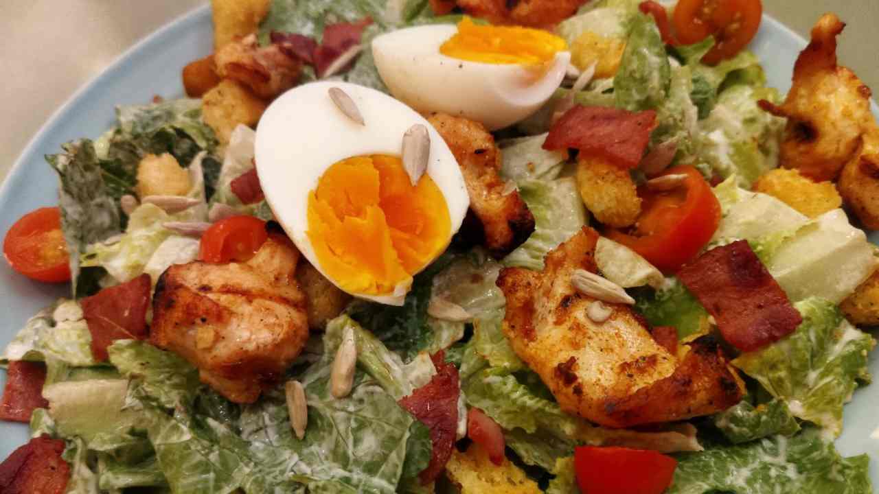 L'insalata con pollo, uova e lattuga