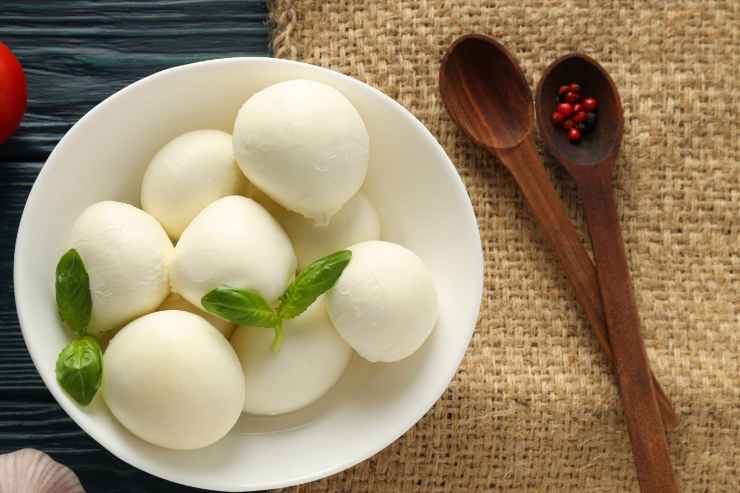 Antipasto pesche, prosciutto e mozzarella
