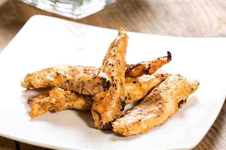 L'insalata con pollo, uova e lattuga