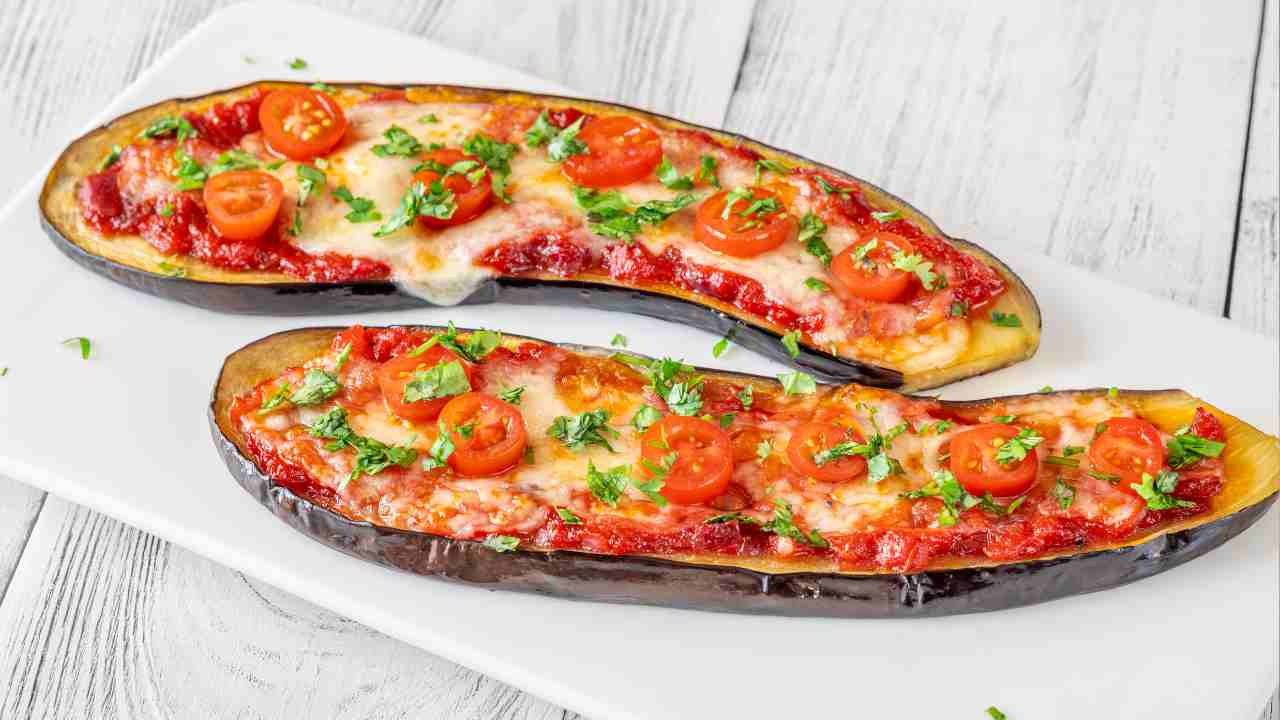 barchetta di melanzane con pomodorini e basilico