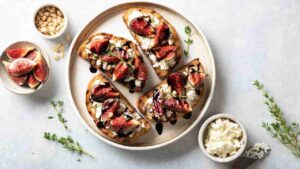 bruschette con fichi, robiola e noci