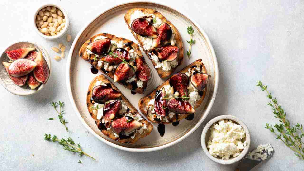 bruschette con fichi, robiola e noci