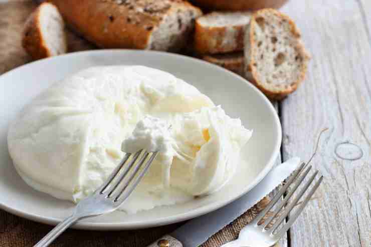 hamburger alla griglia con la burrata
