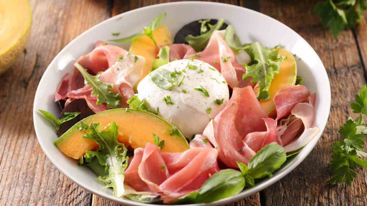 caprese di melone, crudo e mozzarella