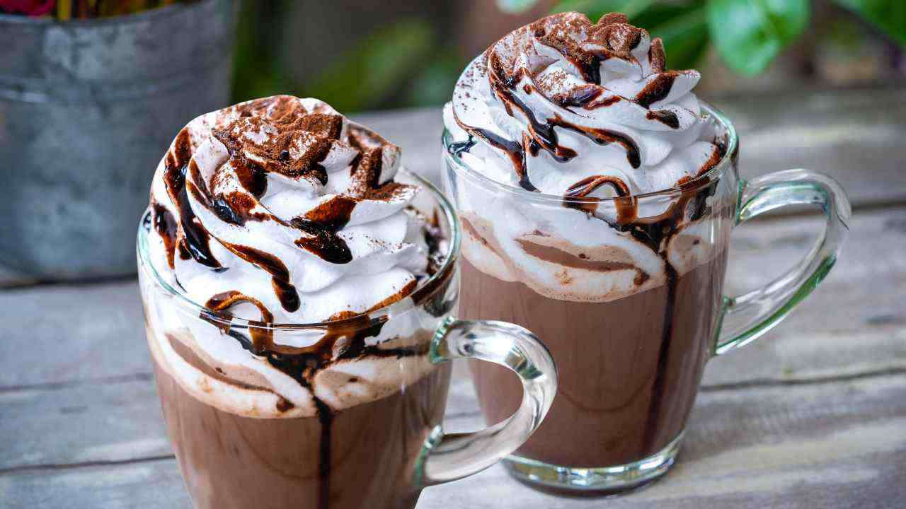 bicchieri con cioccolata e panna