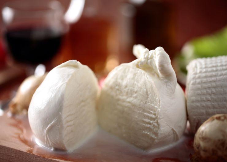 mozzarella di bufala tagliata a metà