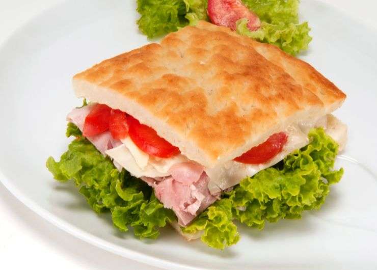 focaccia con mozzarella pomodoro e prosciutto