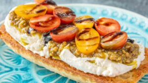 frisella con burrata pesto di pistacchi e pomodorini