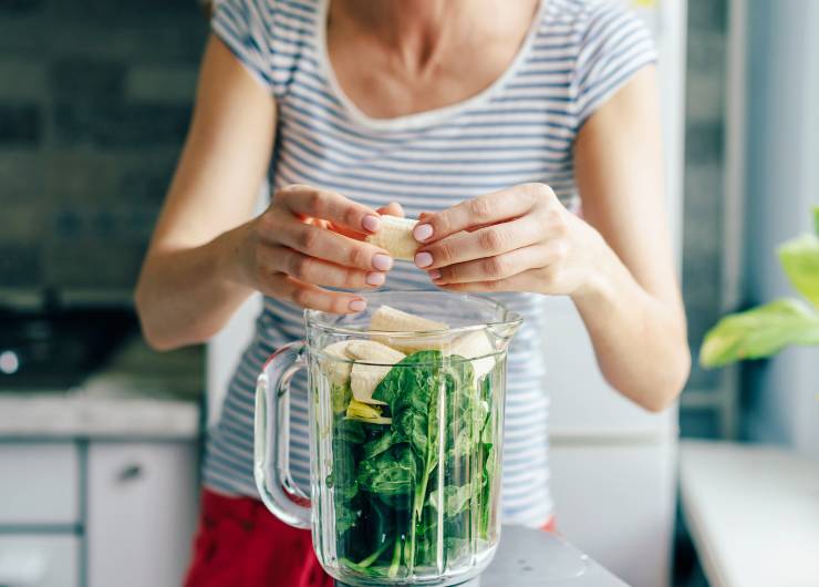frullare gli ingredienti per preparare la salsa