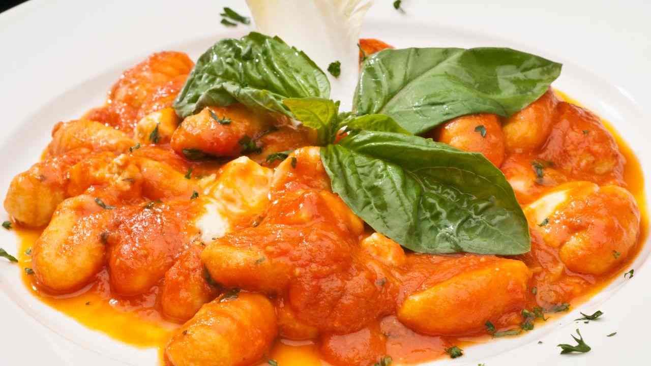 un piatto di gnocchi alla sorrentina