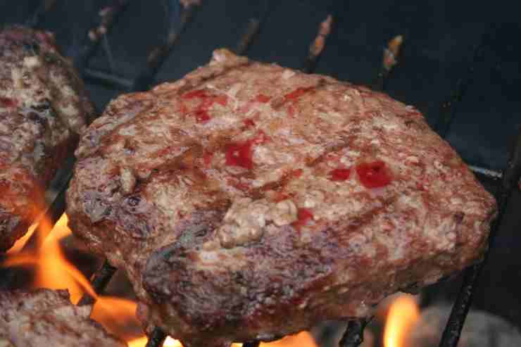 hamburger alla griglia con la burrata