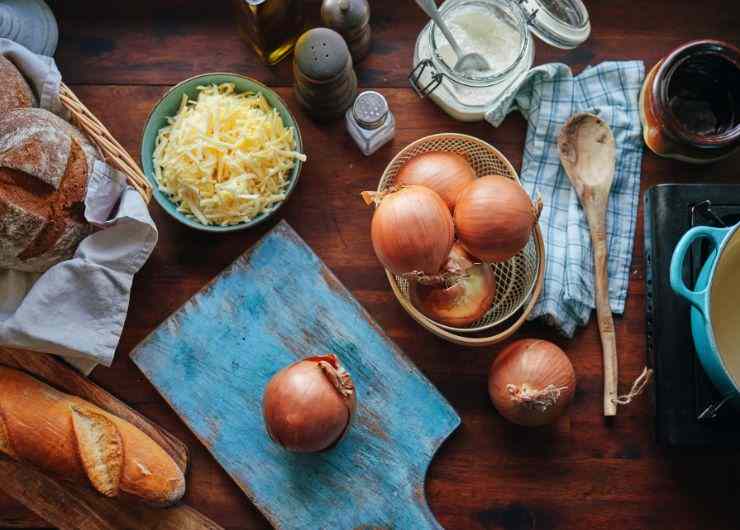 ingredienti per preparare pane e cipolla
