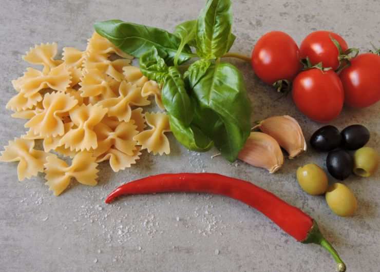 pasta, olive, basilico, peperoncino, pomodori, aglio