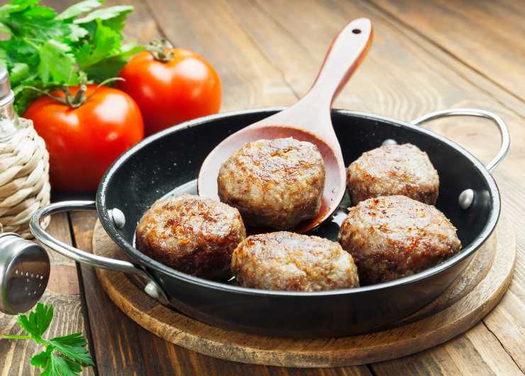 mettere le polpette alle verdure in padella