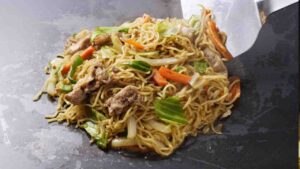 Noodles con pollo e verdure