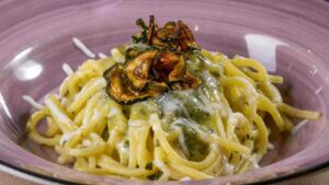 spaghetti alla nerano in un piatto da portata