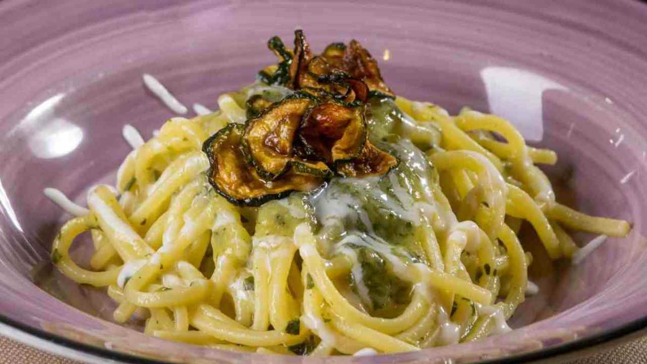spaghetti alla nerano in un piatto da portata