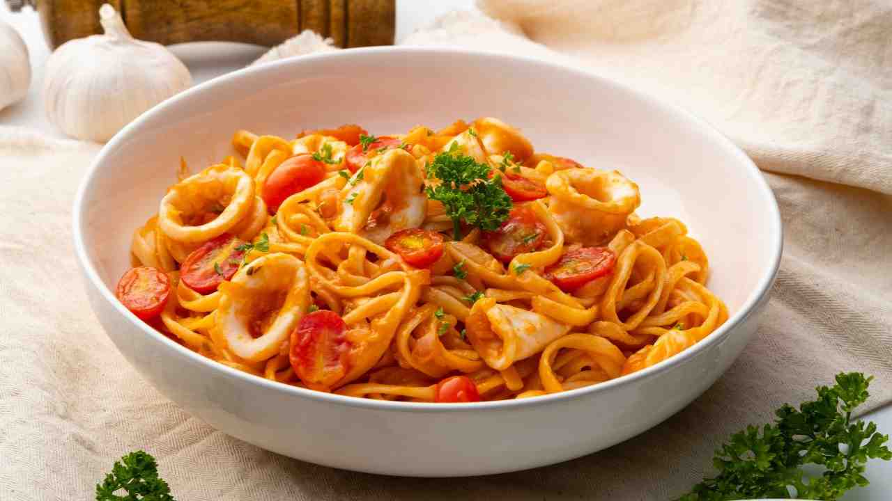 pasta al sugo di calamari e pomodorini