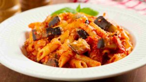 pasta con il sugo di melanzana