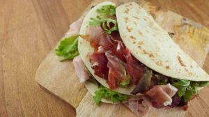 piadina flash rucola e prosciutto