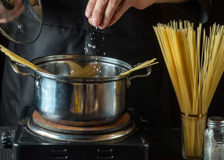 preparare spaghetti cacio e pepe