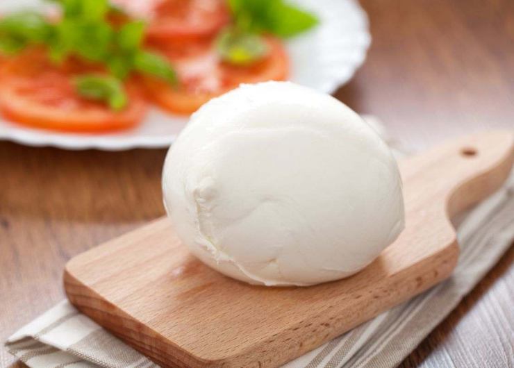 mozzarella su tagliere di legno
