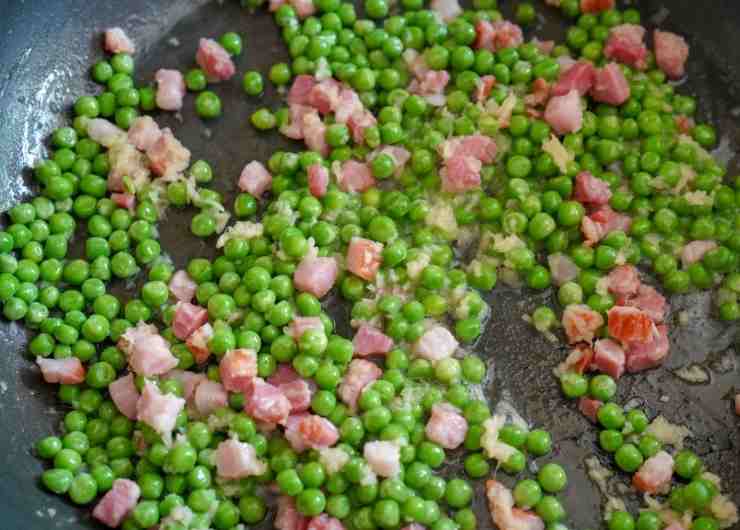 risotto piselli e prosciutto cotto a dadini