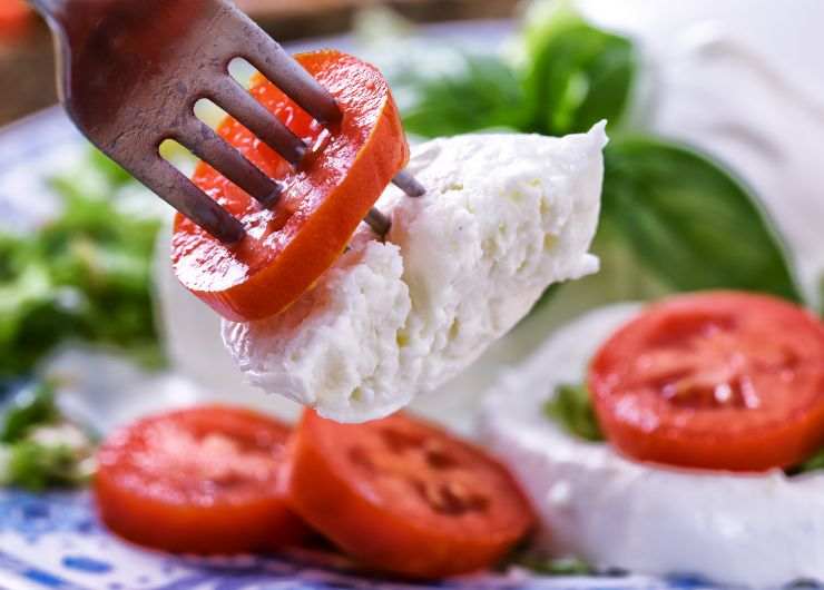 forchetta, mozzarella e pomodori