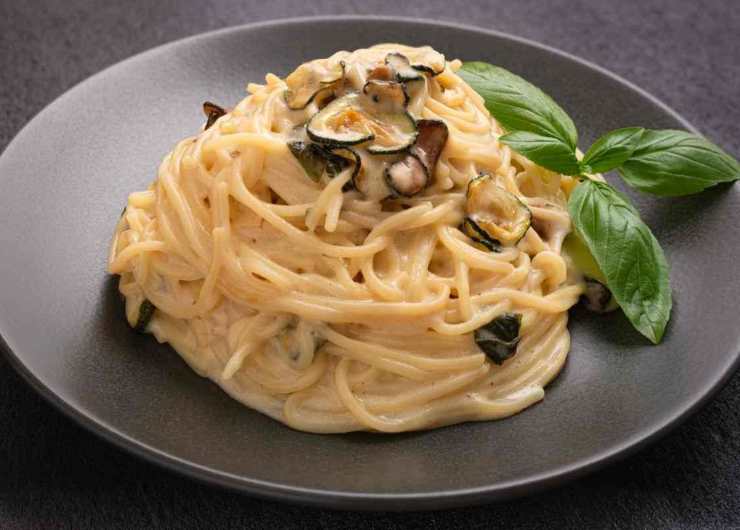 spaghetti alla nerano con basilico