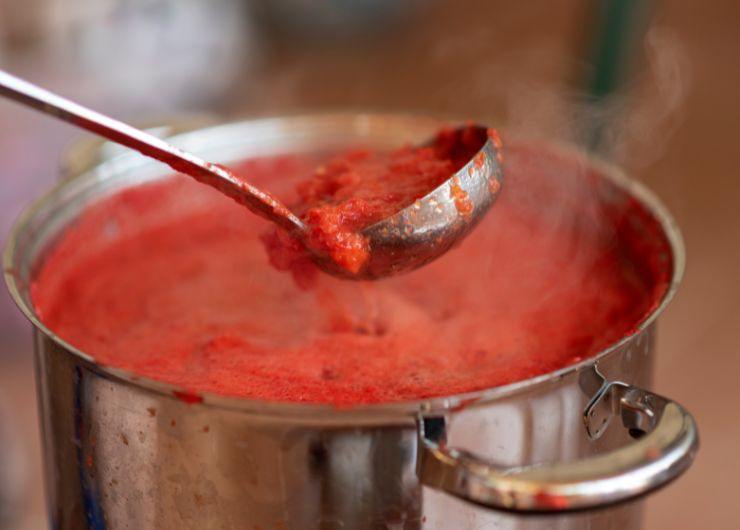 salsa che cuoce in pentola