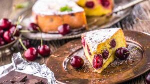 fetta di torta alle ciliegie