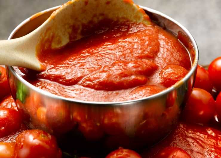sugo in pentola con pomodori