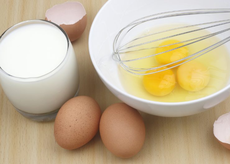uova latte e strutto per preparare la crescia sfogliata delle Marche