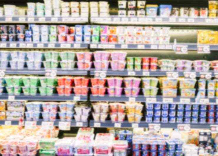 yogurt nel banco frigo del supermercato