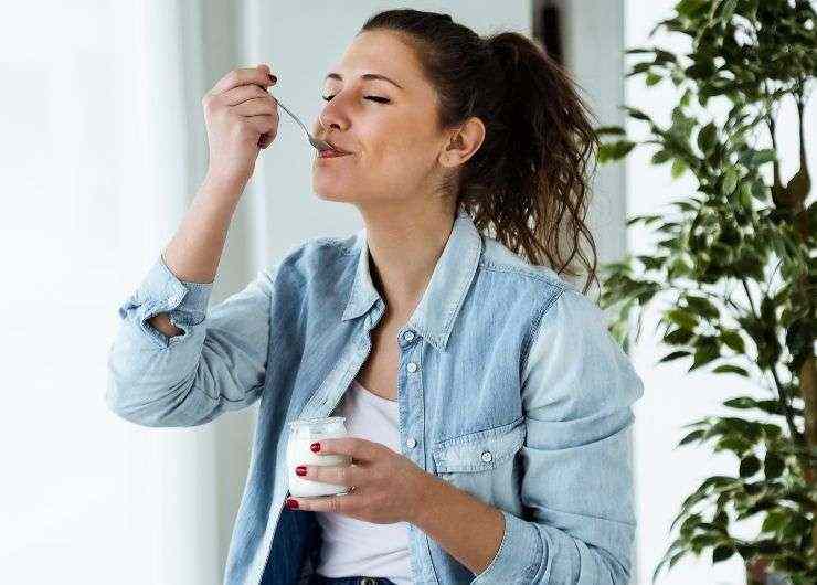 donna che mangia uno yogurt