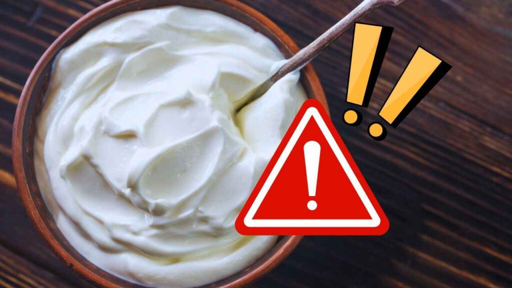 yogurt in ciotola e segnale di pericolo